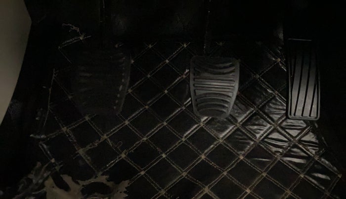 2023 Mahindra XUV300 W8 (O) 1.2 PETROL, Petrol, Manual, 27,880 km, Pedals