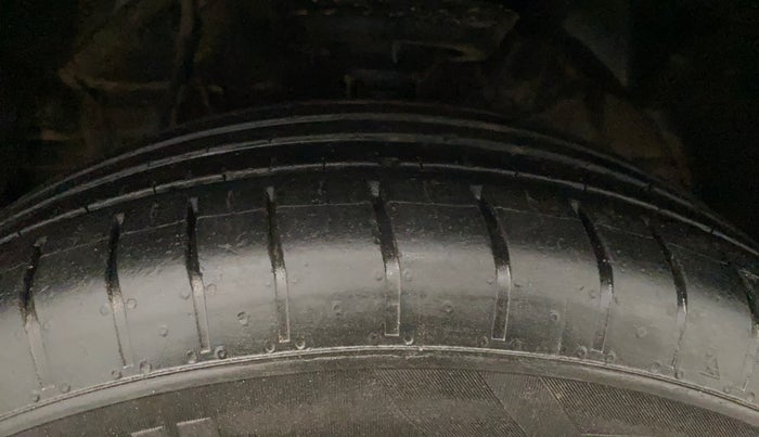 2023 Mahindra XUV300 W8 (O) 1.2 PETROL, Petrol, Manual, 27,880 km, Left Front Tyre Tread