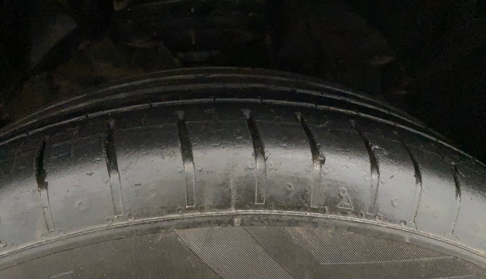 2023 Mahindra XUV300 W8 (O) 1.2 PETROL, Petrol, Manual, 27,880 km, Right Front Tyre Tread