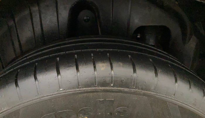 2023 Mahindra XUV300 W8 (O) 1.2 PETROL, Petrol, Manual, 27,880 km, Right Rear Tyre Tread