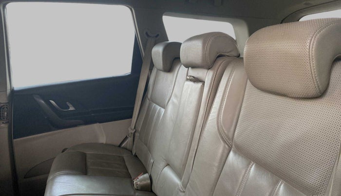 2015 Mahindra XUV500 W10, Diesel, Manual, 60,058 km, Right Side Rear Door Cabin