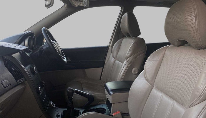 2015 Mahindra XUV500 W10, Diesel, Manual, 60,058 km, Right Side Front Door Cabin