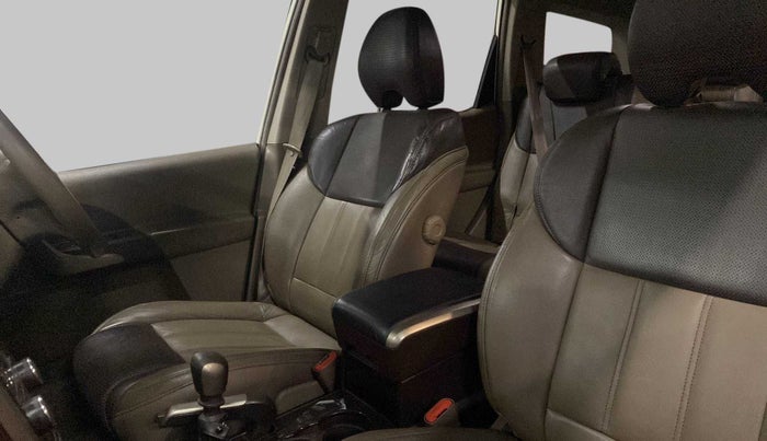 2015 Mahindra XUV500 W10, Diesel, Manual, 61,932 km, Right Side Front Door Cabin
