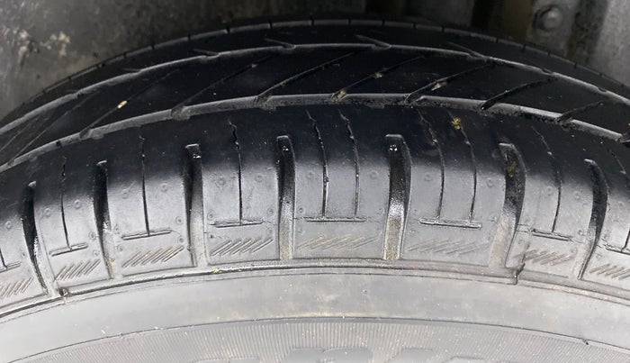 2013 Maruti Swift VXI, Petrol, Manual, 66,929 km, Left Rear Tyre Tread