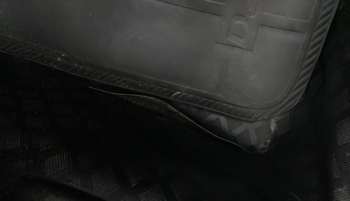 2013 Maruti Swift VXI, Petrol, Manual, 66,929 km, Flooring - Carpet is minor damage