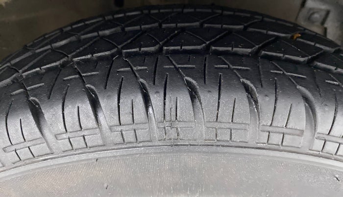 2013 Maruti Swift VXI, Petrol, Manual, 66,929 km, Right Front Tyre Tread