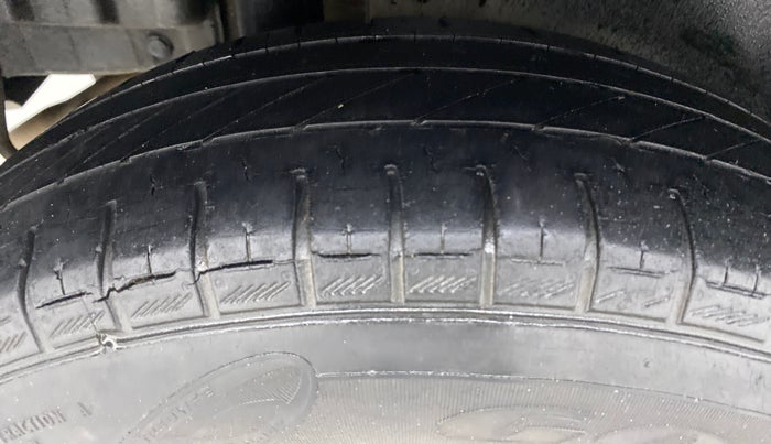 2013 Maruti Swift VXI, Petrol, Manual, 66,929 km, Right Rear Tyre Tread