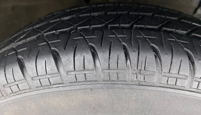 2013 Maruti Swift VXI, Petrol, Manual, 66,929 km, Left Front Tyre Tread