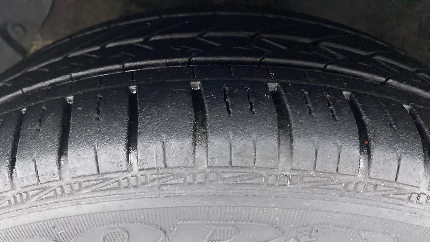 2017 Hyundai Grand i10 SPORTZ (O) 1.2 AT VTVT, Petrol, Automatic, 32,162 km, Left Front Tyre Tread