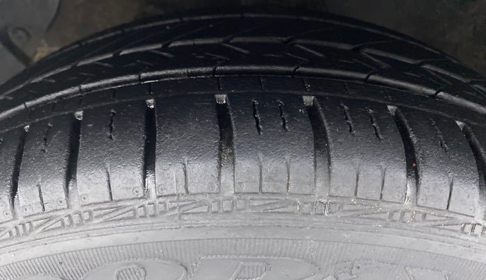 2017 Hyundai Grand i10 SPORTZ (O) 1.2 AT VTVT, Petrol, Automatic, 32,162 km, Left Front Tyre Tread