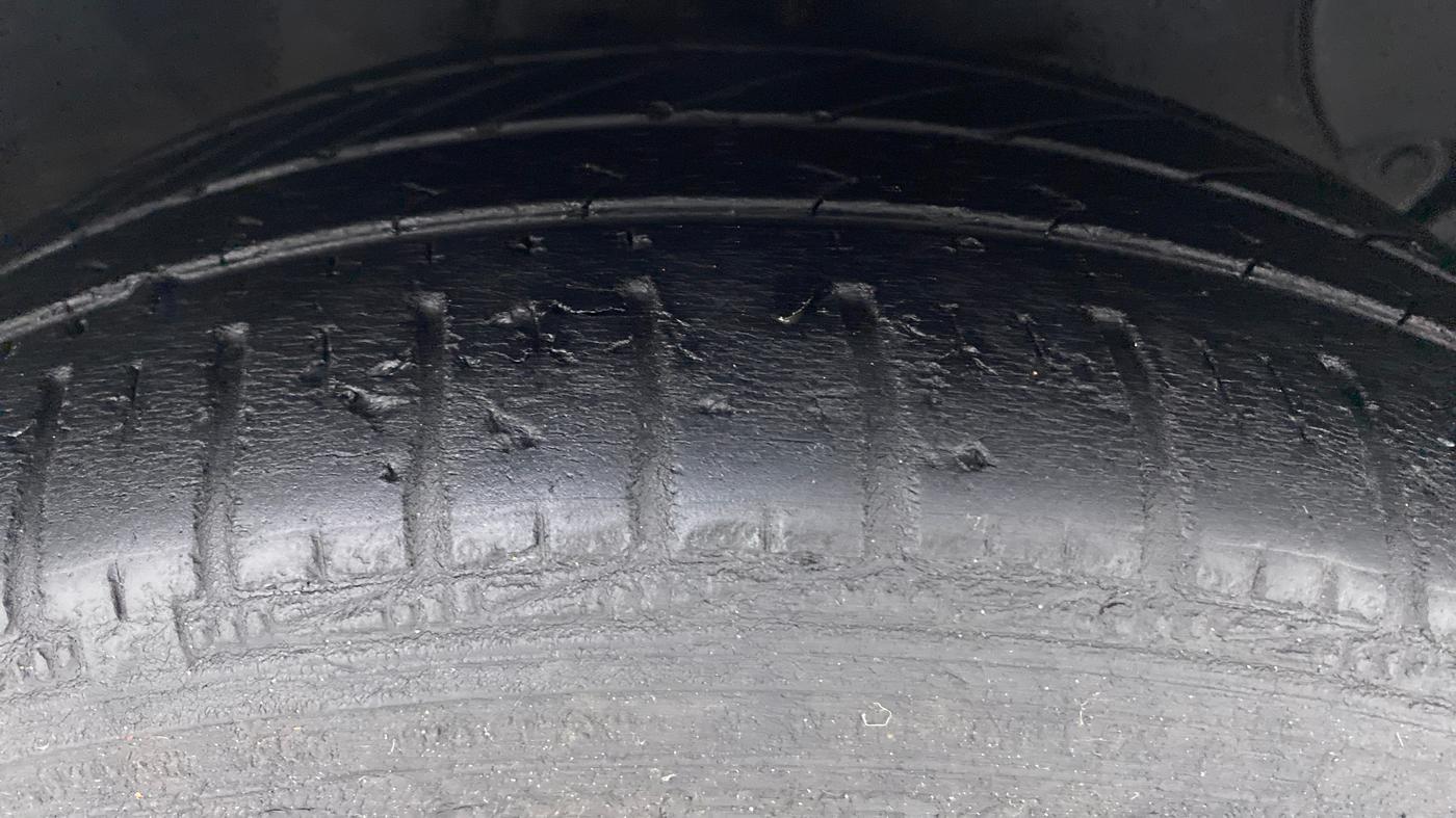 2017 Hyundai Grand i10 SPORTZ (O) 1.2 AT VTVT, Petrol, Automatic, 32,162 km, Right Front Tyre Tread