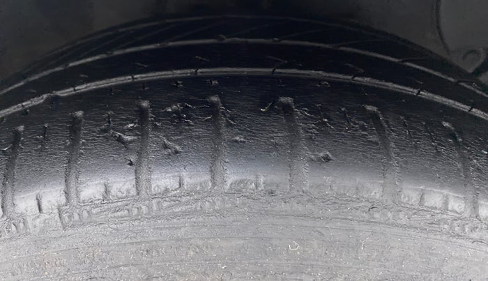 2017 Hyundai Grand i10 SPORTZ (O) 1.2 AT VTVT, Petrol, Automatic, 32,162 km, Right Front Tyre Tread