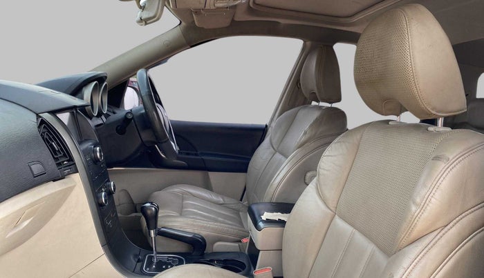 2016 Mahindra XUV500 W10 AT, Diesel, Automatic, 77,839 km, Right Side Front Door Cabin