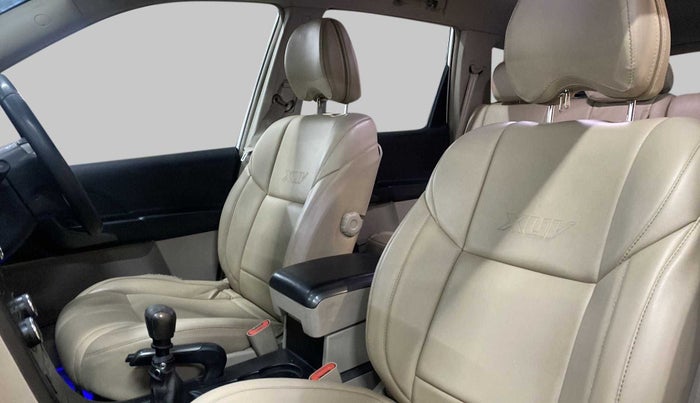 2016 Mahindra XUV500 W6 4X2, Diesel, Manual, 94,606 km, Right Side Front Door Cabin