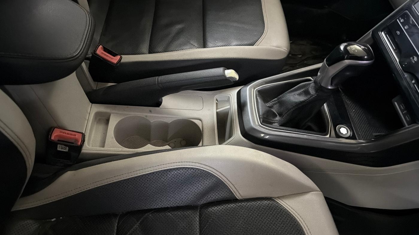 2022 Volkswagen TAIGUN TOPLINE 1.0 TSI AT, Petrol, Automatic, 89,372 km, Gear Lever