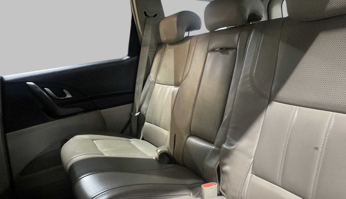 2016 Mahindra XUV500 W10 AT, Diesel, Automatic, 76,542 km, Right Side Rear Door Cabin