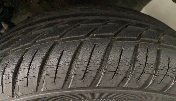 2015 Renault Kwid RXL, Petrol, Manual, 16,931 km, Left Rear Tyre Tread