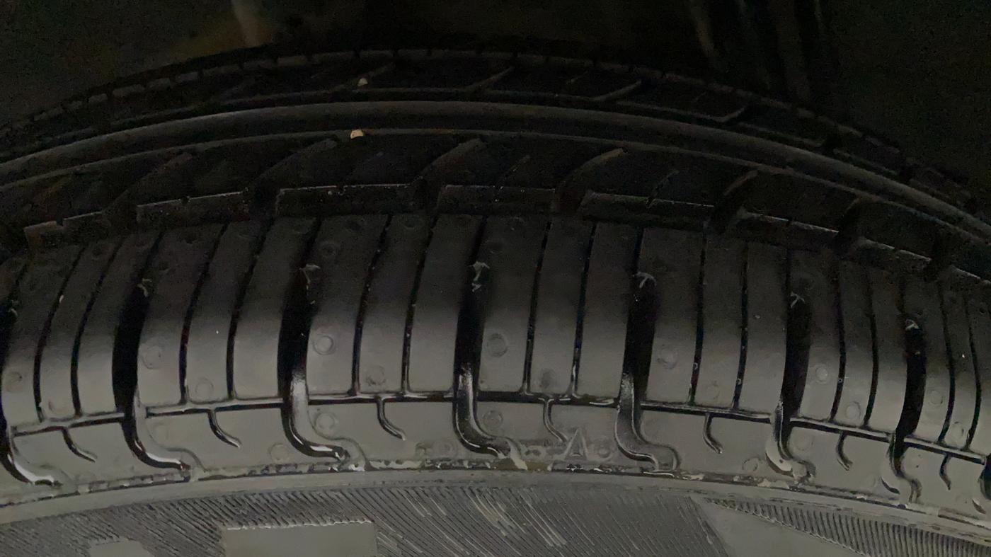 2015 Renault Kwid RXL, Petrol, Manual, 16,931 km, Right Rear Tyre Tread