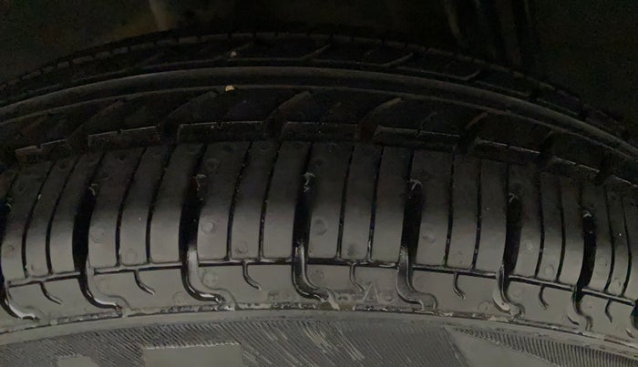 2015 Renault Kwid RXL, Petrol, Manual, 16,931 km, Right Rear Tyre Tread