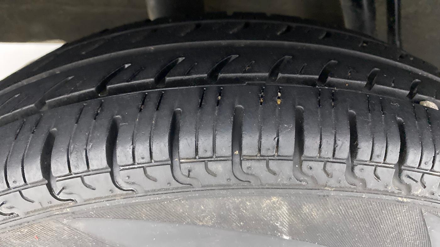 2018 Renault Kwid RXT 1.0 EASY-R AT OPTION, Petrol, Automatic, 25,870 km, Right Rear Tyre Tread