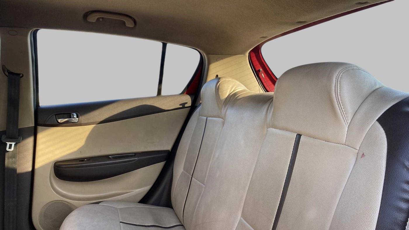 2010 Hyundai i20 MAGNA O 1.2, Petrol, Manual, 1,00,171 km, Right Side Rear Door Cabin