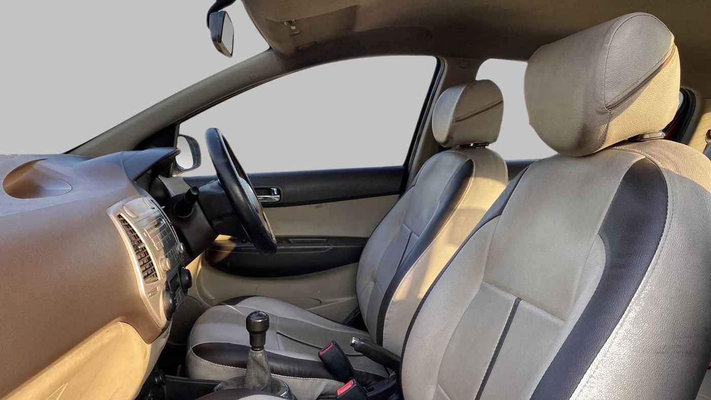 2010 Hyundai i20 MAGNA O 1.2, Petrol, Manual, 1,00,171 km, Right Side Front Door Cabin