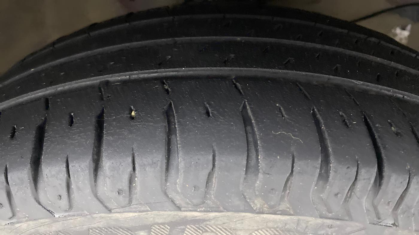 2015 Honda Amaze 1.2 SMT I VTEC, Petrol, Manual, 1,00,238 km, Right Front Tyre Tread