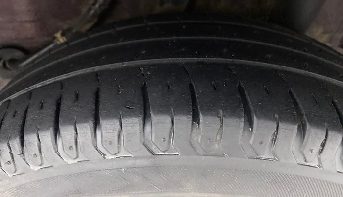 2015 Honda Amaze 1.2 SMT I VTEC, Petrol, Manual, 1,00,238 km, Left Rear Tyre Tread