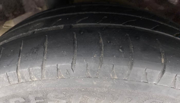 2015 Honda Amaze 1.2 SMT I VTEC, Petrol, Manual, 1,00,238 km, Right Rear Tyre Tread