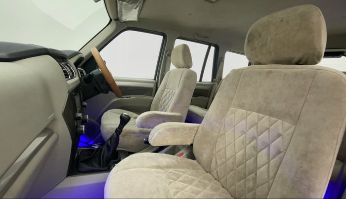 2016 Mahindra Scorpio S10, Diesel, Manual, 66,890 km, Right Side Front Door Cabin