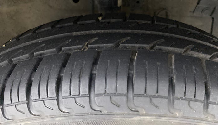 2017 Maruti Swift VXI, Petrol, Manual, 68,662 km, Right Front Tyre Tread