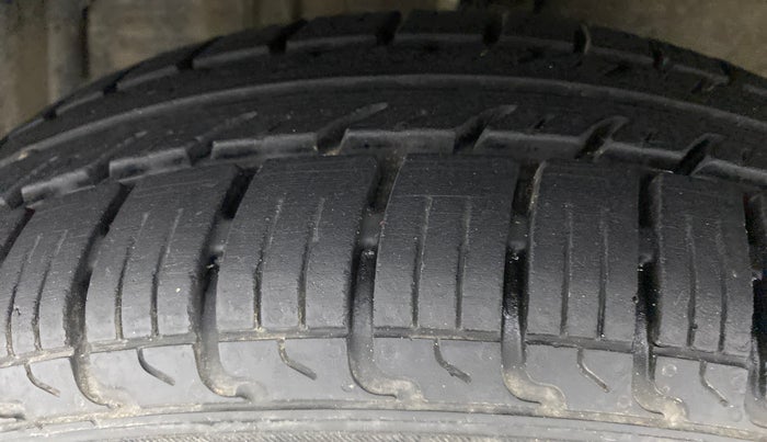 2017 Maruti Swift VXI, Petrol, Manual, 68,662 km, Left Front Tyre Tread