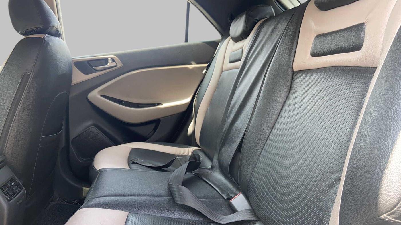 2018 Hyundai Elite i20 ASTA 1.2 (O), Petrol, Manual, 43,137 km, Right Side Rear Door Cabin