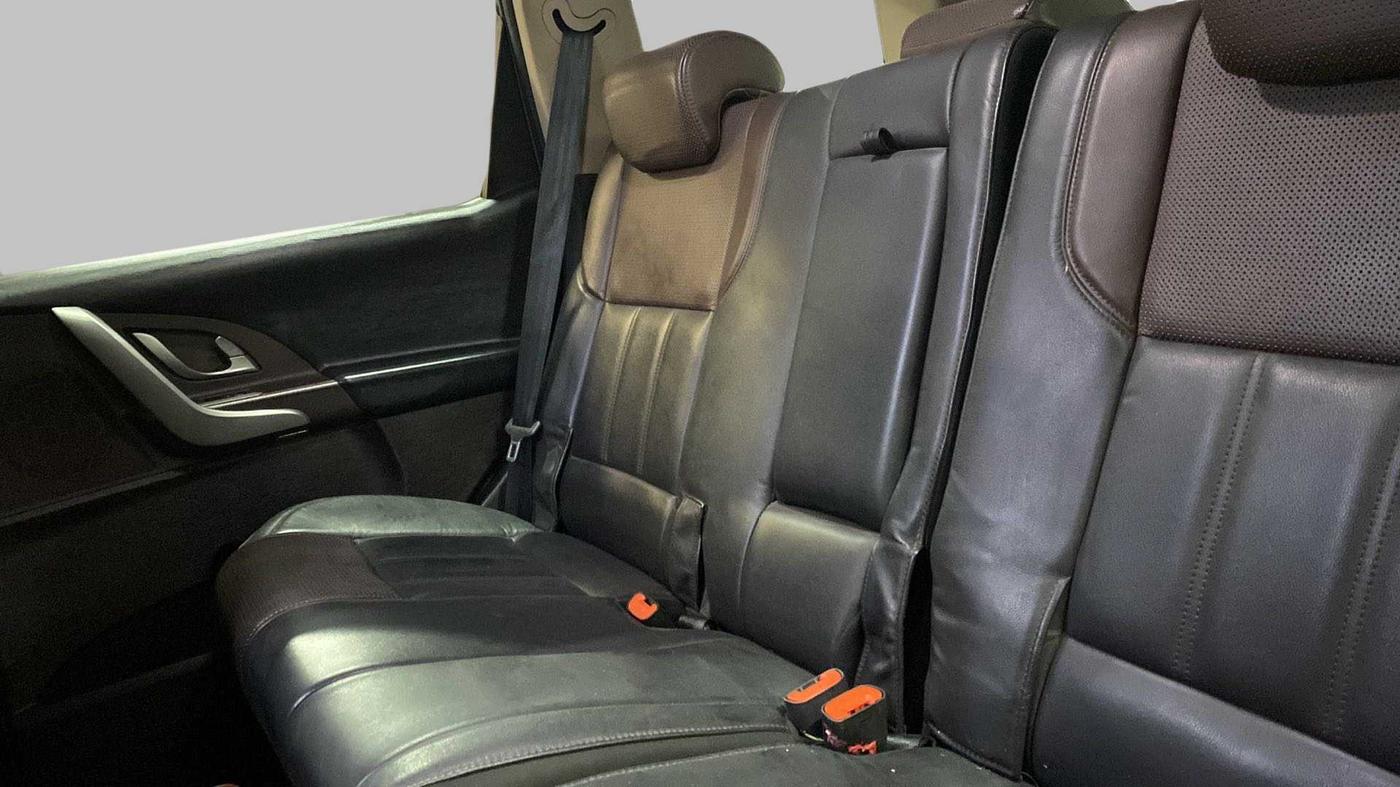 2015 Mahindra XUV500 W8 FWD, Diesel, Manual, 41,443 km, Right Side Rear Door Cabin