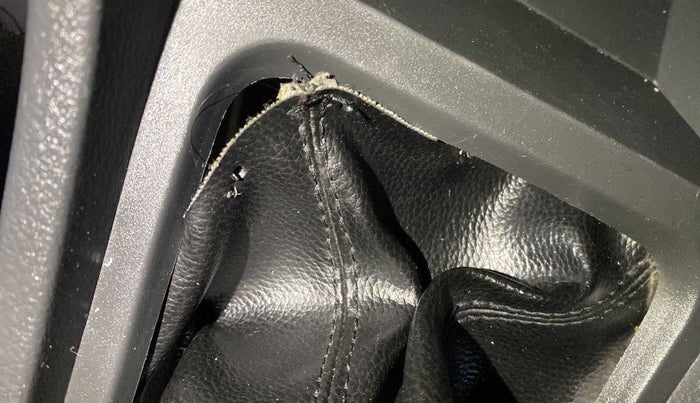 2016 Maruti Vitara Brezza ZDI, Diesel, Manual, 48,956 km, Gear lever - Boot cover slightly torn