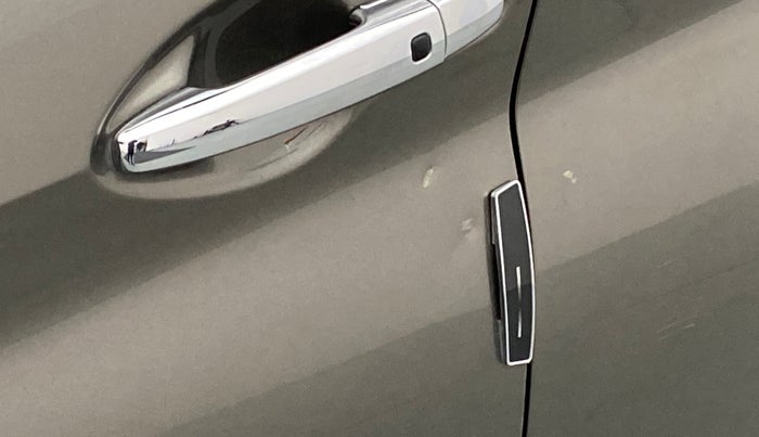 2019 Maruti XL6 ALPHA AT SHVS, Petrol, Automatic, 20,429 km, Front passenger door - Slightly dented