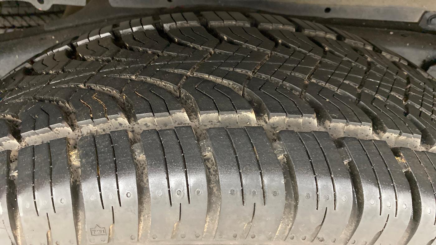2014 Mahindra Scorpio S10, Diesel, Manual, 42,284 km, Right Rear Tyre Tread