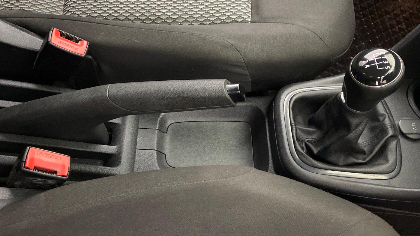 2016 Volkswagen Vento COMFORTLINE MT PETROL, Petrol, Manual, 51,170 km, Gear Lever