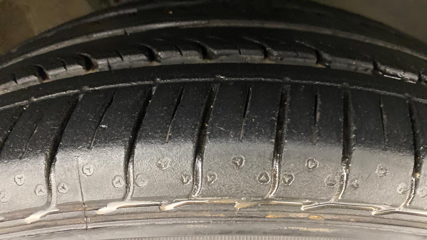 2016 Volkswagen Vento COMFORTLINE MT PETROL, Petrol, Manual, 51,170 km, Right Front Tyre Tread