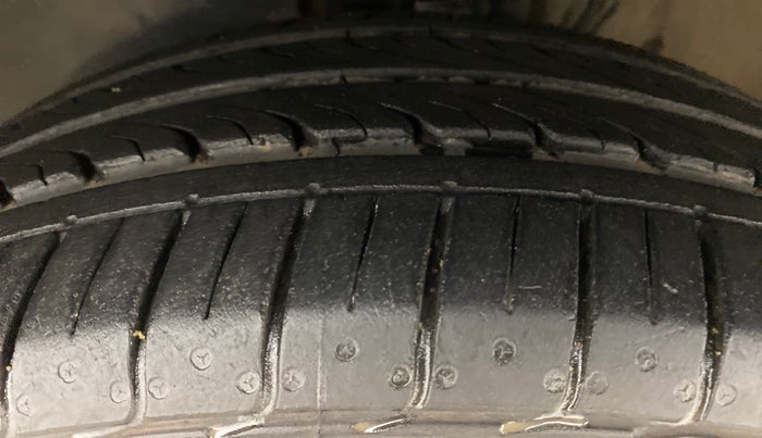 2016 Volkswagen Vento COMFORTLINE MT PETROL, Petrol, Manual, 51,170 km, Left Front Tyre Tread