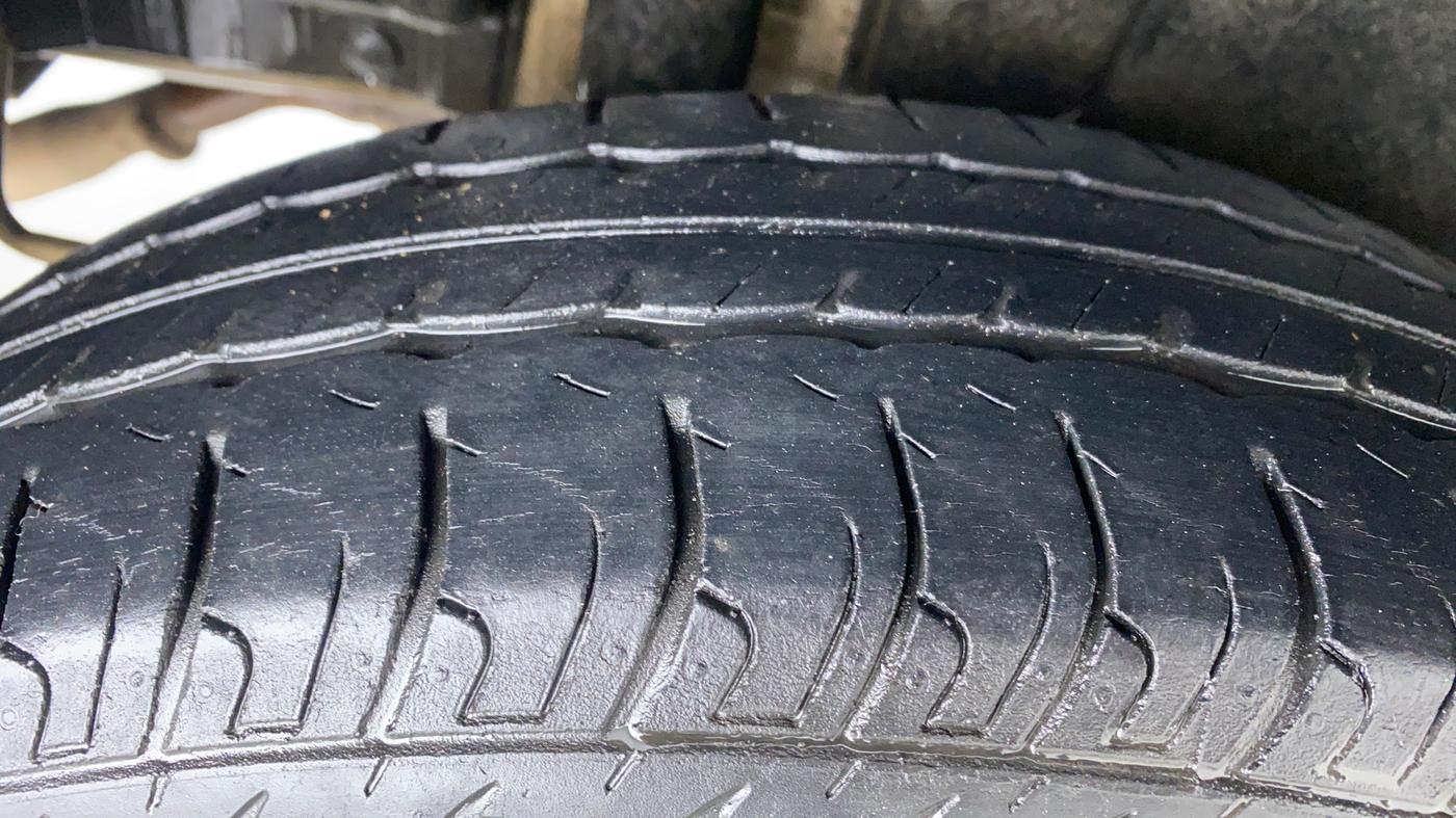 2015 Maruti Swift LXI D, Petrol, Manual, 68,319 km, Right Rear Tyre Tread