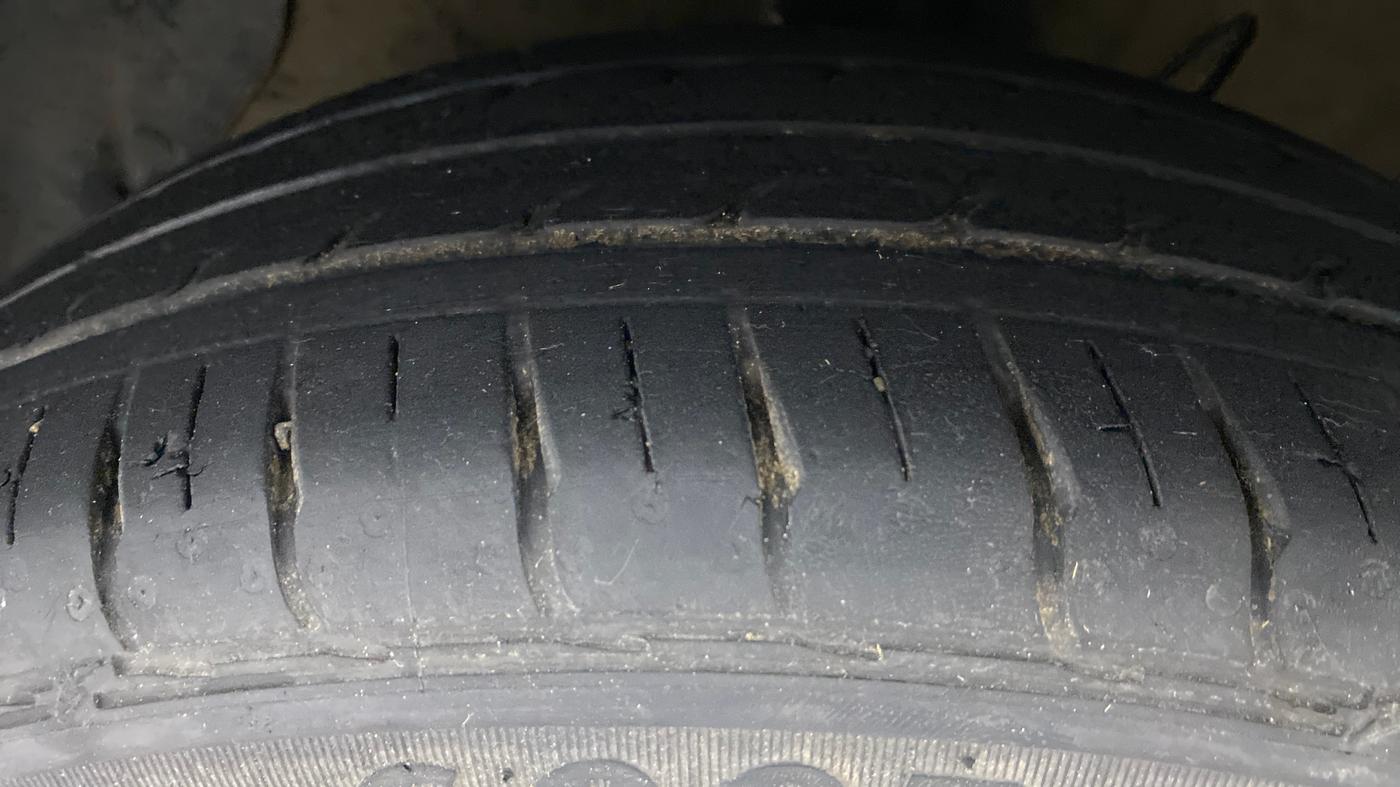 2020 Hyundai AURA SX PETROL, Petrol, Manual, 26,203 km, Left Front Tyre Tread