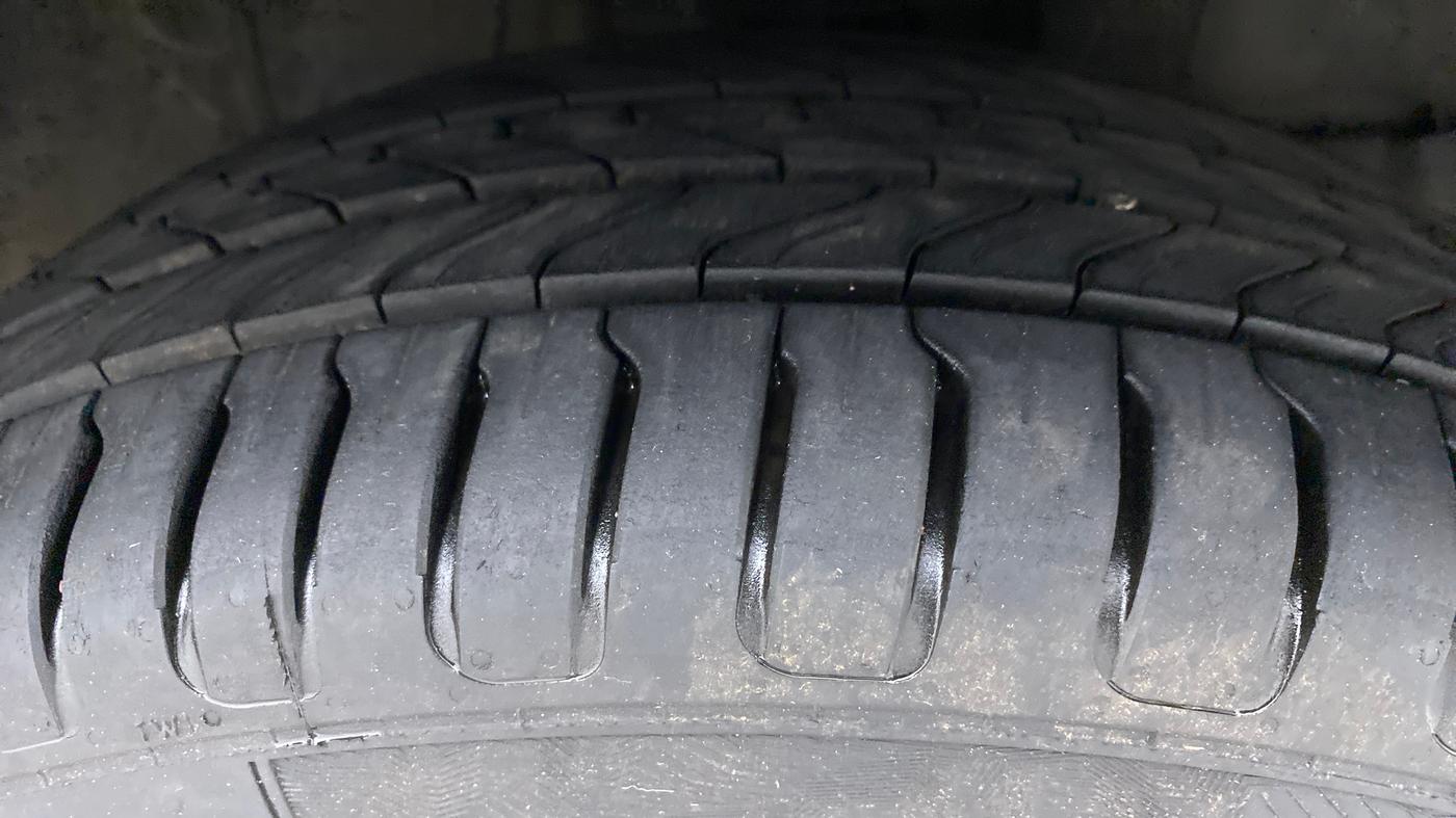 2016 Honda City V MT PETROL, Petrol, Manual, 60,441 km, Right Front Tyre Tread