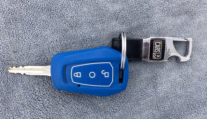 2016 Mahindra Kuv100 K6 6 STR, Petrol, Manual, 43,713 km, Key Close Up