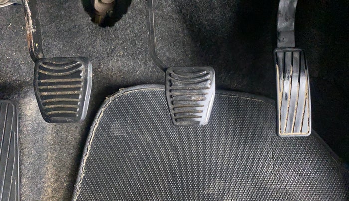 2016 Mahindra Kuv100 K6 6 STR, Petrol, Manual, 43,713 km, Pedals