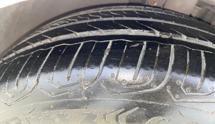2014 Skoda Rapid 1.5 TDI CR ELEGANCE PLUS AT, Diesel, Automatic, 81,458 km, Left Front Tyre Tread