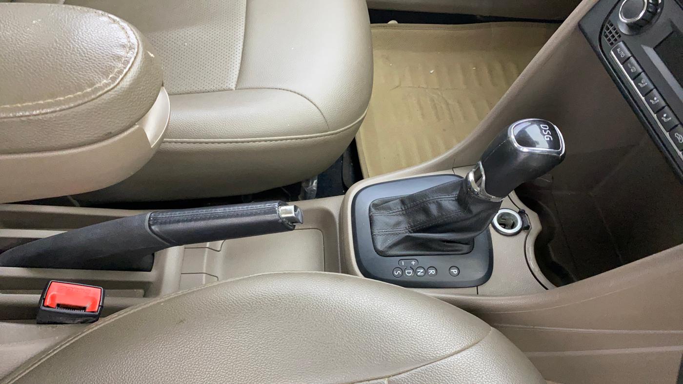 2014 Skoda Rapid 1.5 TDI CR ELEGANCE PLUS AT, Diesel, Automatic, 81,573 km, Gear Lever
