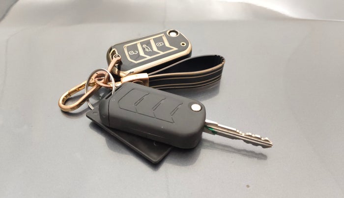 2023 Mahindra Thar LX P 2WD AT HT, Petrol, Automatic, 14,549 km, Key Close Up