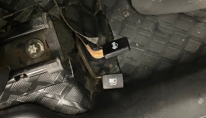 2015 Maruti Wagon R 1.0 VXI, Petrol, Manual, 22,011 km, Flooring - Dicky opening lever is not working