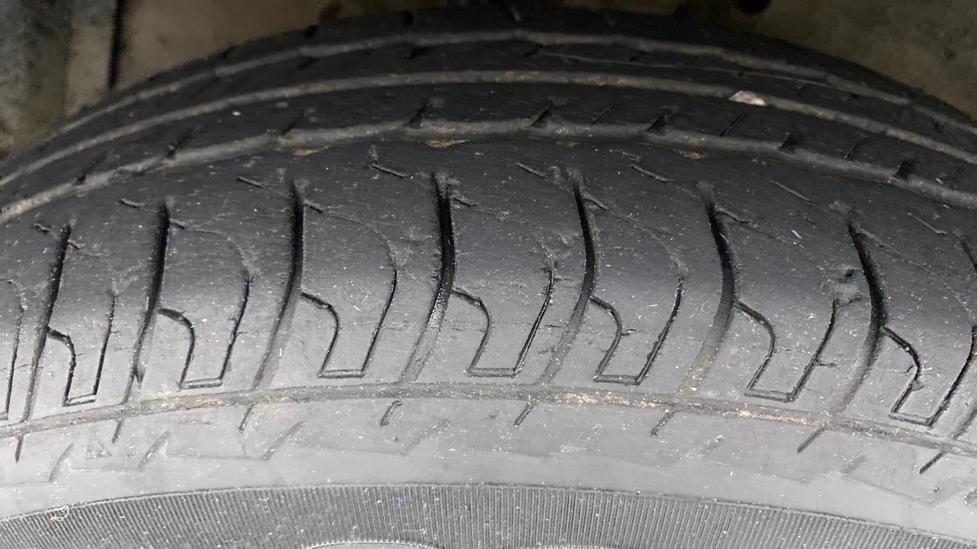 2017 Maruti Swift Dzire VXI OPT, Petrol, Manual, 38,644 km, Left Front Tyre Tread